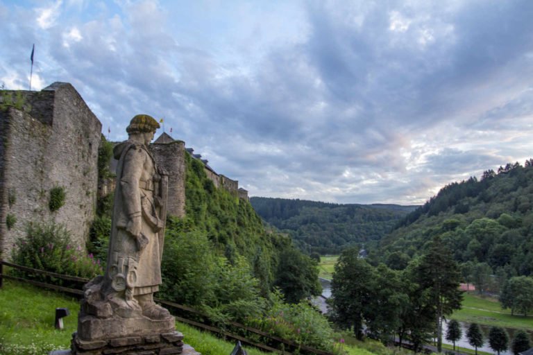 Bouillon - Statue Godefroid Bouillon - Vue sur la vallée Semois - 2507 - VisitArdenne (Johan Barrot)